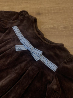 Blusa manga longa de fleece marrom com laço azul (Gymboree) - loja online