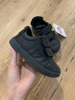 Tenis preto de courinho e velcro (Tigor T. Tigre) na internet