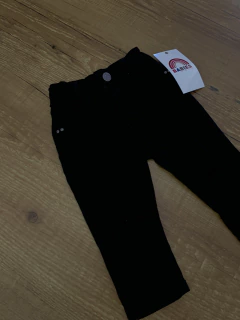 Calça jeans preta com rasgo no joelho (Yoyo Baby) na internet
