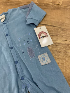 Macacão longo azul com urso bordado (Sonho Mágico) na internet