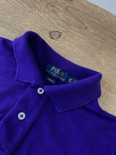 Camisa gola polo roxo com cavalo bordado verde (Polo Ralph Lauren) na internet