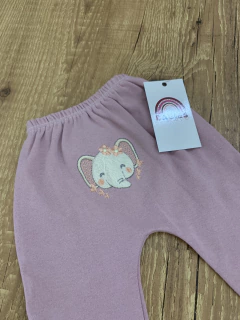 Calça lilás com elefante bordado (Pequeninos) na internet