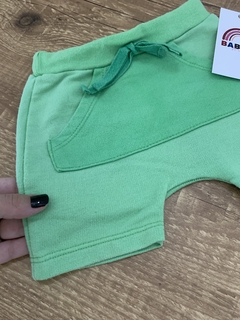 Short moletom com bolso frontal verde (Kiko e Kika) - Babies Move Brecho