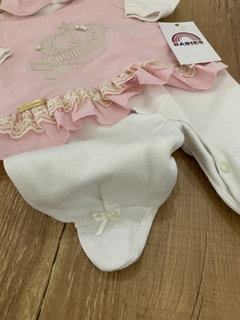 Macacão com pé canelado sobreposiçao tecido rosa com coroa (Mundo colorido) - Babies Move Brecho