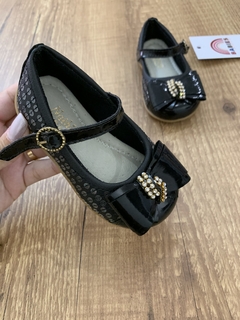 Sapatinho preto com lantejoulas - laço aplicado (Nathielly) - Babies Move Brecho