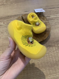 Sapatinho meia amarelo - leão sola emborachada - Babies Move Brecho