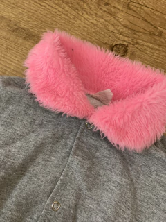 Blusa moletom cinza com gola rosa pelúcia (Chamego) na internet