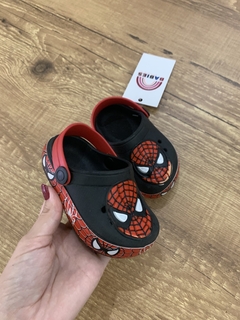 Babuche preta com vermelha - homem aranha na internet