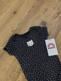 Body cinza chumbo poazinho branco - gatinho de pelúcia (Carter's) - Babies Move Brecho