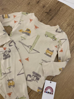 Conjunto pijama bege com carros de obra (Carter's) - Babies Move Brecho