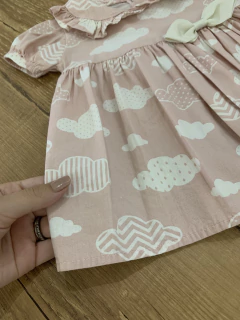 Vestido gola inglesa rosa com bege - nuvens + tapa fralda com babadinhos na internet