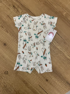 Macacão curto branco com coelhos e cenouras (Up Baby) - comprar online