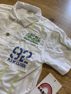 Camisa branca com detalhes azuis e verdes (PI kids) - Babies Move Brecho