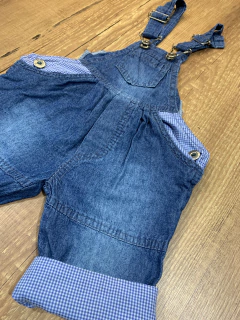 Jardineira jeans com detalhe xadrez azul (Snoopy) na internet