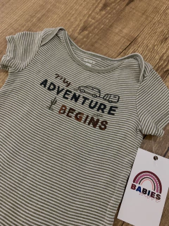 Body listrado verde e branco "My Adventure Begins" (Carter's) - Babies Move Brecho