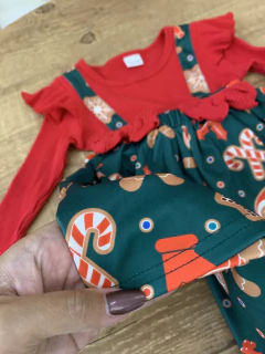 Vestido blusa canelada vermelho com saia verde - biscoito - Babies Move Brecho