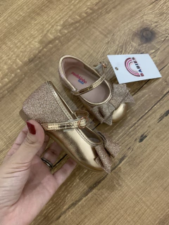 Sapatinho dourado com glitter - laço aplicado (Molekinha bebê) - Babies Move Brecho