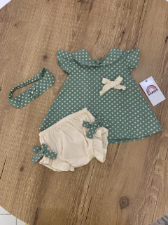 Vestido com gola inglesa poazinho verde com bege + tapa fralda + laço de cabeça - comprar online