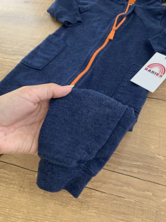 Macacão longo com capuz azul com detalhes laranja (Carter´s) - Babies Move Brecho