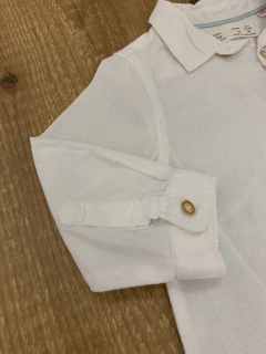 Camisa branca canelada com bolso frontal (Zara Baby) - Babies Move Brecho