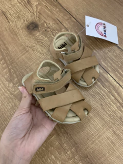 Sandalia de couro com tiras marrom claro - fecho de velcro (Bibi) na internet