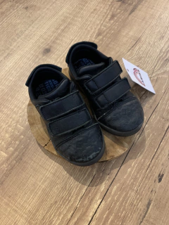 Tenis preto de courinho e velcro (Tigor T. Tigre)