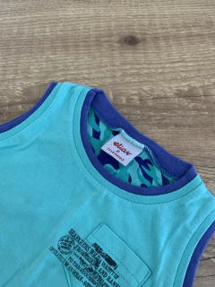 Blusa regata verde com azul com bolso frontal (Elian) - Babies Move Brecho