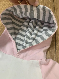 Blusa de frio moletom rosa e branco com capuz - Babies Move Brecho
