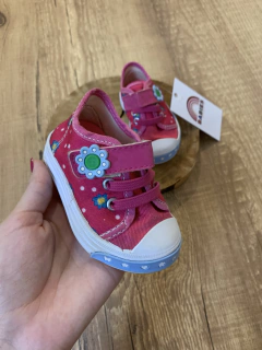 Tenis rosa com estampa floral e aplicações na internet