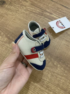 Tenis de tecido bege,azul e vermelho com velcro lateral (Pimpolho) - Babies Move Brecho