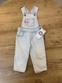 Jardineira jeans com bolsinho - coelhinho bordado (PUC)