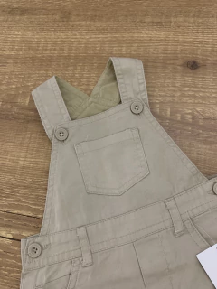Jardineira curta jeans bege - bolso frontal (Teddy Boom) - Babies Move Brecho