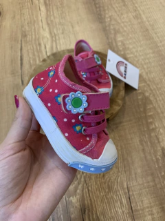 Tenis rosa com estampa floral e aplicações - Babies Move Brecho