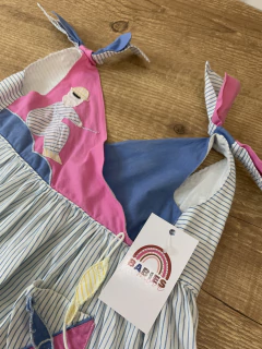 Blusa bata com listras azuis e detalhes bordados e bolsos frontais - peixinho - loja online