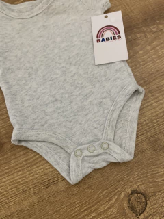 Body cinza claro básico (Baby Way) - Babies Move Brecho