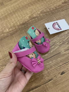 Sapatinho de couro rosa com lacinho e strass - Babies Move Brecho