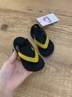 Chinelo de dedo - preto com amarelo (Klin) - Babies Move Brecho