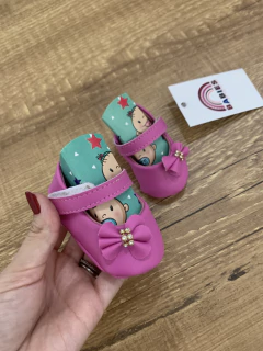 Sapatinho de couro rosa com lacinho e strass na internet