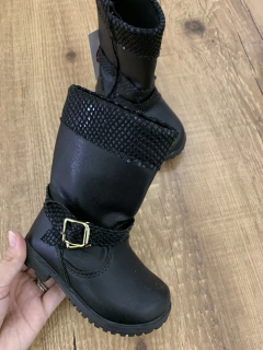 Bota cano alto preta - texturas e fivela lateral - comprar online