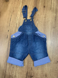 Jardineira jeans com detalhe xadrez azul (Snoopy)