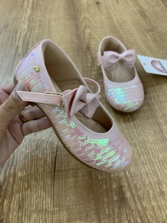 Sapatinho rosa com lantejoula e laço aplicado (Pampili) - Babies Move Brecho