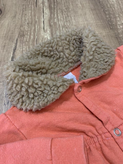Casaco salmão com gola de pelucia - Babies Move Brecho