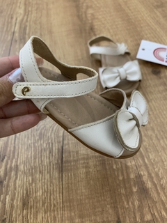 Sandália off com laço e detalhes dourados (Pampili) - Babies Move Brecho