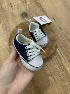 Tênis jeans com cadarço na internet