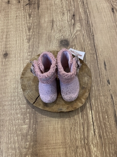 Botinha de pelucia rosa com aplicação de laço