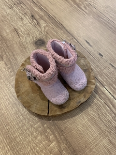 Botinha de pelucia rosa com aplicação de laço - comprar online