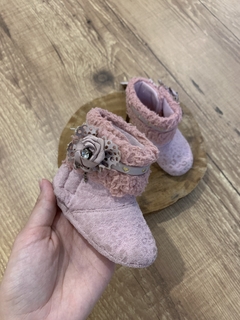 Botinha de pelucia rosa com aplicação de laço - Babies Move Brecho