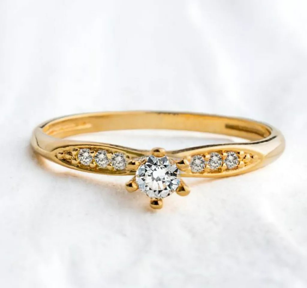 Anel solitário classic cravejado ouro 18k