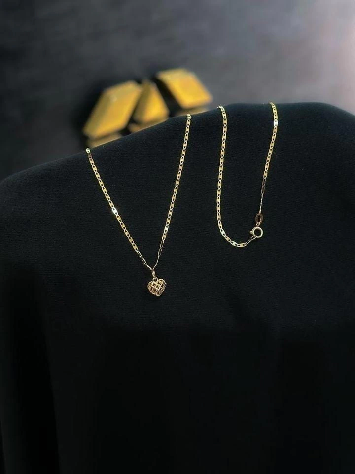 Colar piastrini coração vazado ouro 18k