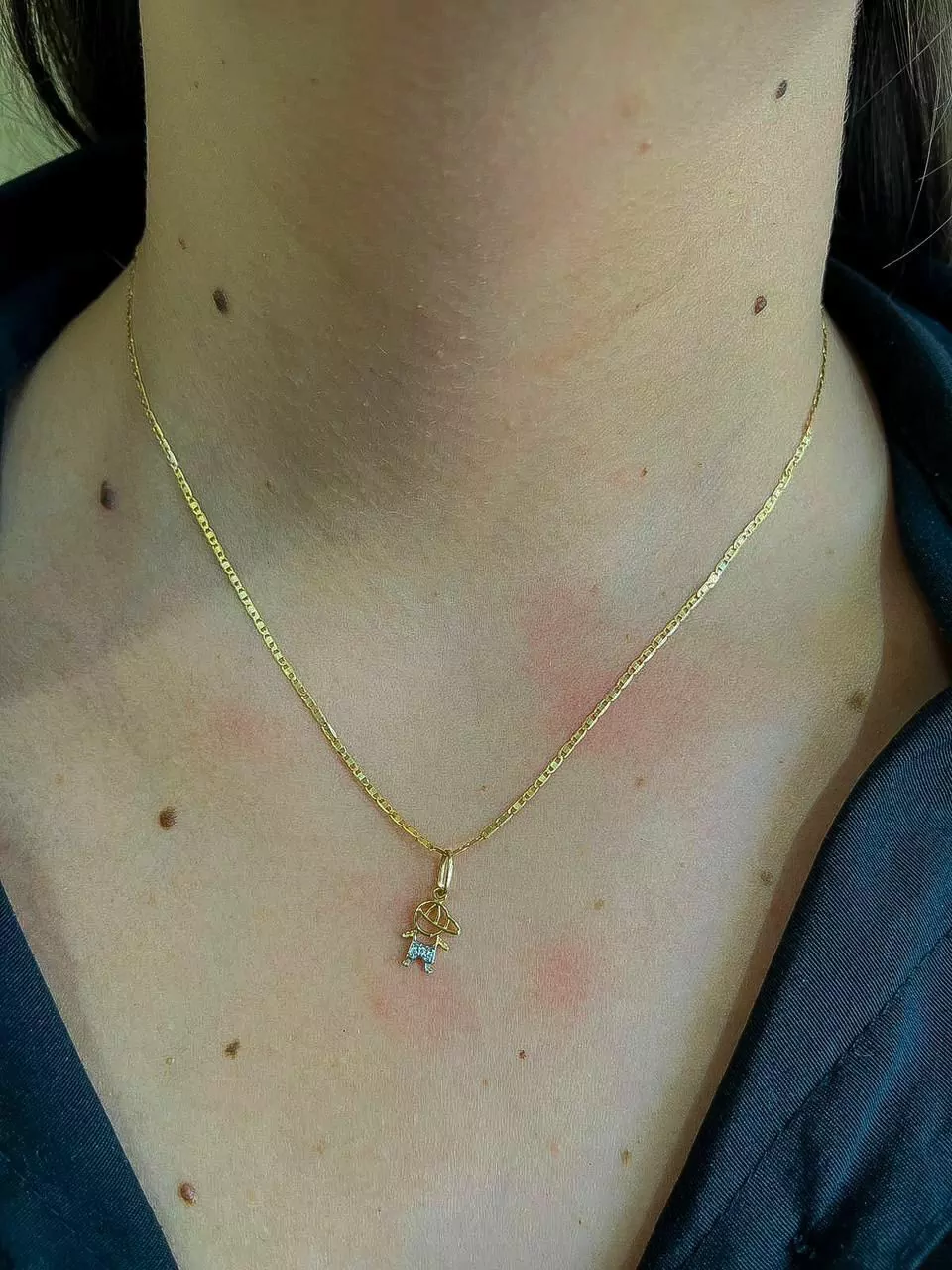 Colar piastrini com pingente menino ouro 18k